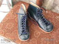 7295. OLD CHILDREN'S FOOTWEAR FOR DANCES OR KNIVES OF NATURAL LEATHER