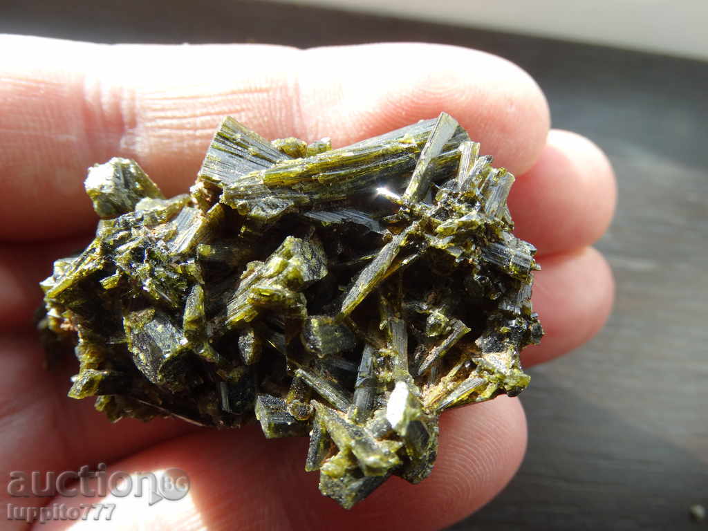 Epidote mineral with price 77.00 BGN | € 39.37