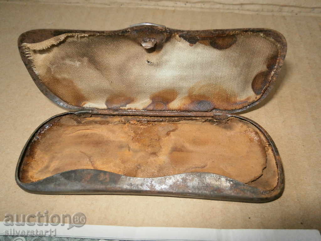 Delivery of antique WW2 WWII glass case