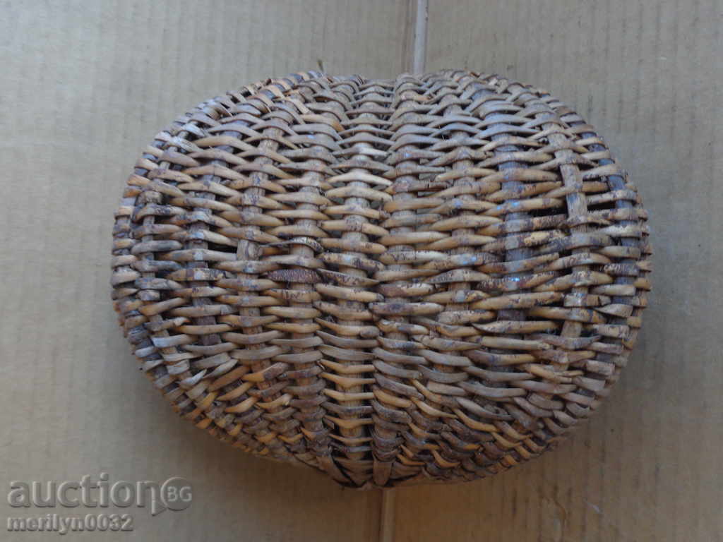 Стара плетена кошница, дървения с цена 43.00 лв. | € 21.99 Стара плетена кошница, дървения с цена 43.00 лв. | € 21.99