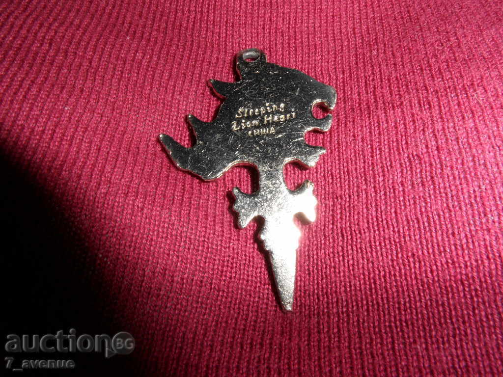 ВИСУЛКА   ЛЪВ  метал  50 / 35 мм , надписи   ЧУДЕСНА е ! с цена € 9.99 | 19.54 лв.