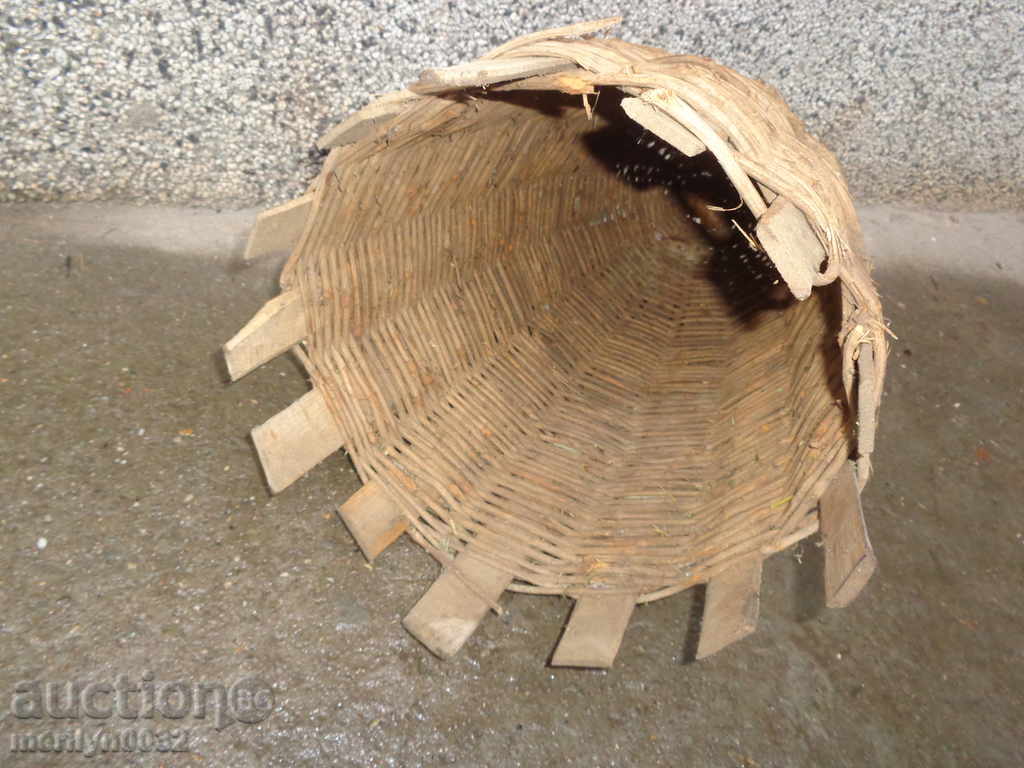 Delivery of Very old knit hive threshing basket wooden basket primitive Delivery of Very old knit hive threshing basket wooden basket primitive