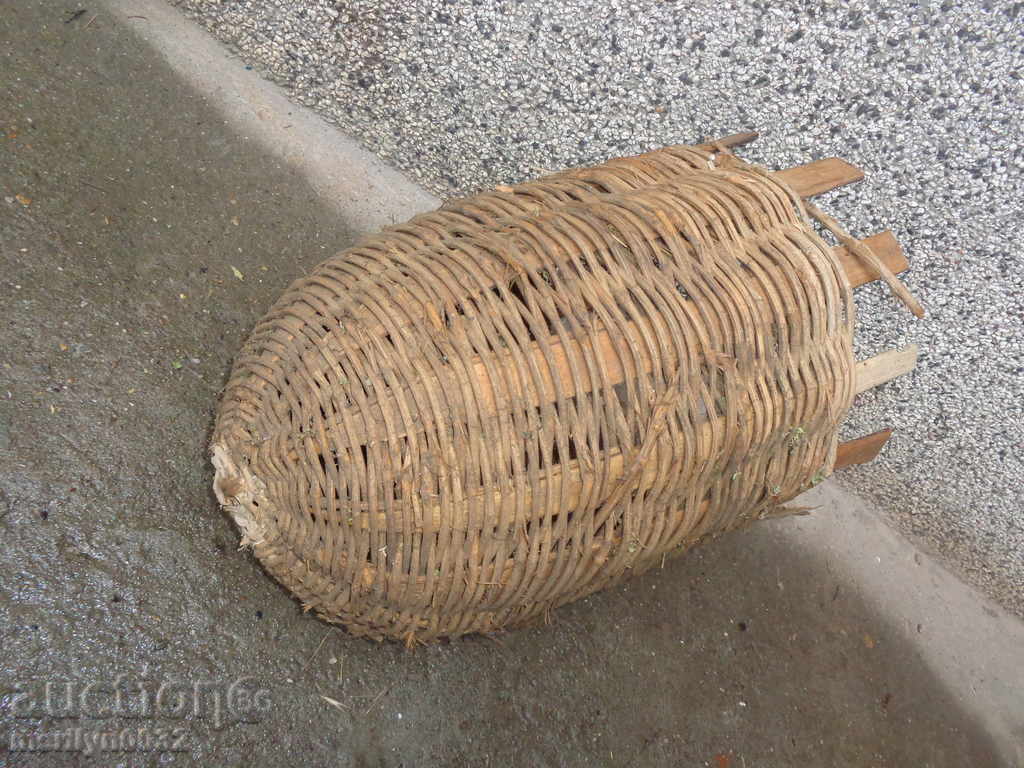 Delivery of Very old knit hive threshing basket wooden basket primitive Delivery of Very old knit hive threshing basket wooden basket primitive