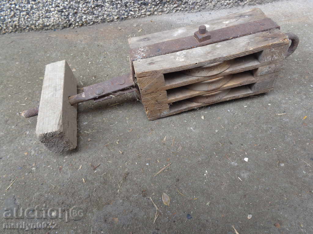 Auction Old wooden pulley pulley wooden pulley rollers Auction Old wooden pulley pulley wooden pulley rollers