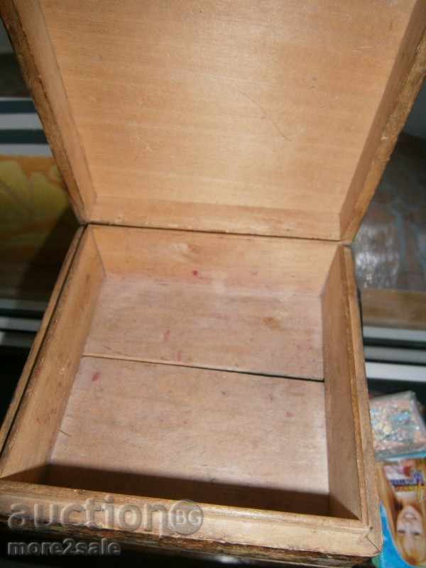 Ένα αναμμένο ξύλινο κουτί - 15,2 χ 15,4 χ 6,4 εκατοστά με τιμή 4.50 BGN | € 2.30 Ένα αναμμένο ξύλινο κουτί - 15,2 χ 15,4 χ 6,4 εκατοστά με τιμή 4.50 BGN | € 2.30