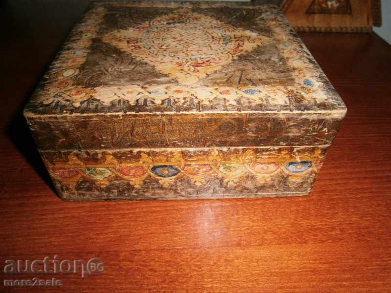 Δημοπρασία Ένα αναμμένο ξύλινο κουτί - 15,2 χ 15,4 χ 6,4 εκατοστά Δημοπρασία Ένα αναμμένο ξύλινο κουτί - 15,2 χ 15,4 χ 6,4 εκατοστά