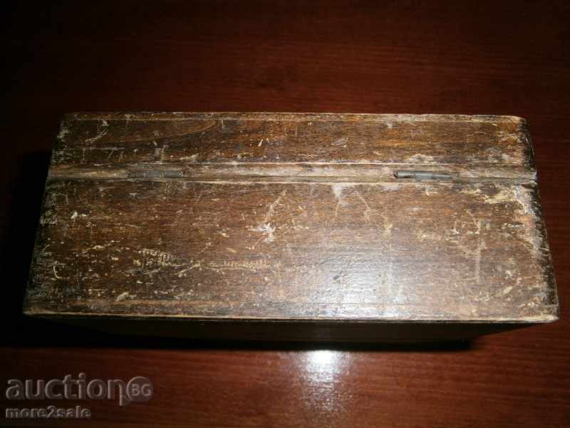 Παράδοση Ένα αναμμένο ξύλινο κουτί - 15,2 χ 15,4 χ 6,4 εκατοστά Παράδοση Ένα αναμμένο ξύλινο κουτί - 15,2 χ 15,4 χ 6,4 εκατοστά