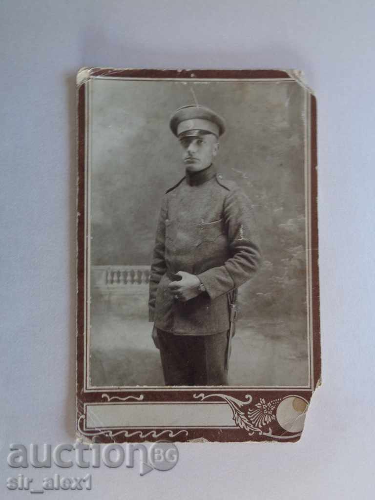 Fotografie veche pe carton dur - Militar cu cutit 17/11 cm.