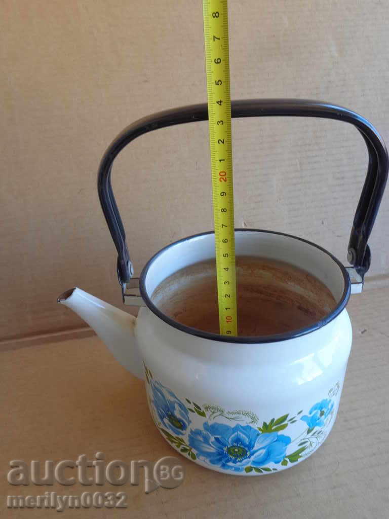 Auction Enamelled pot, kettle, ketchup, kettle, wounded sod Auction Enamelled pot, kettle, ketchup, kettle, wounded sod