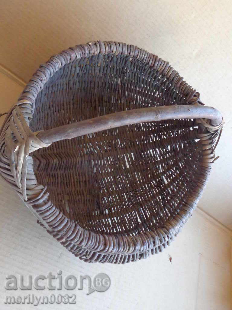 Auction An old hand-knit basket Auction An old hand-knit basket