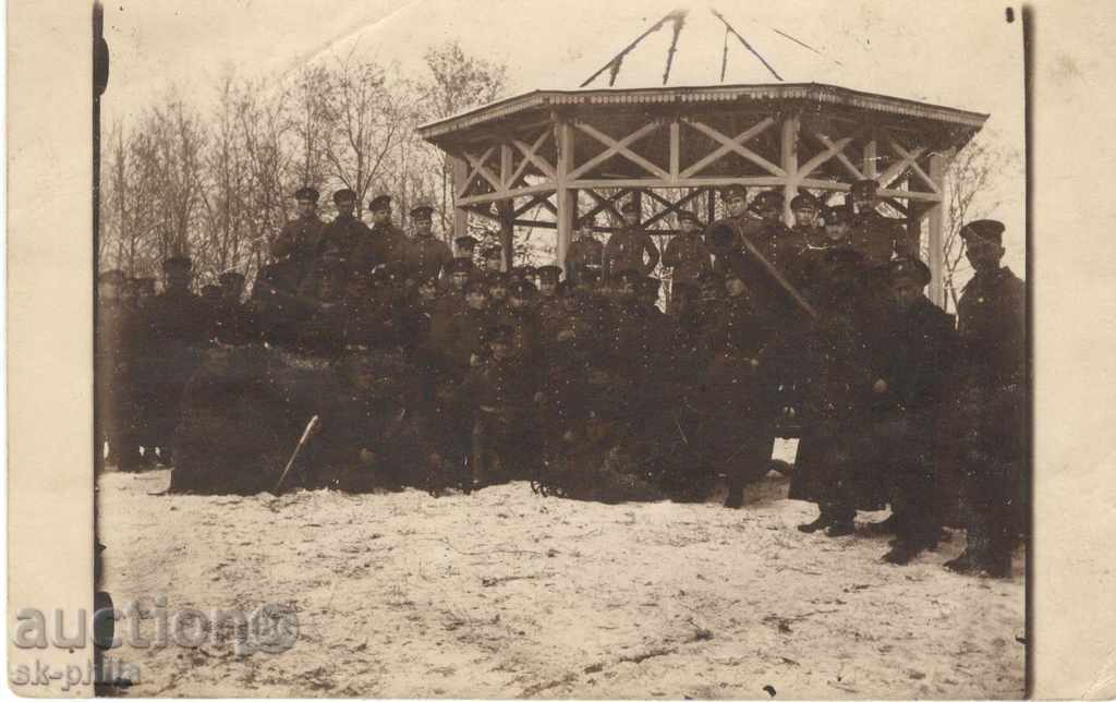 Παλιά φωτογραφία - Στρατιώτες μπροστά από το κιόσκι