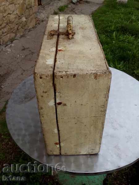 Auction An old wooden suitcase Auction An old wooden suitcase
