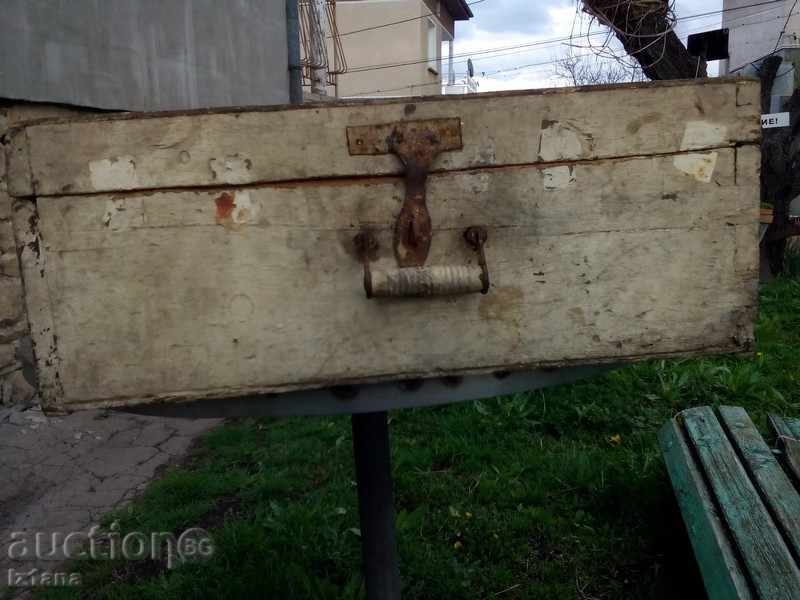 An old wooden suitcase - 5 An old wooden suitcase - 5