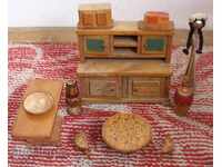 dulap decorativ, două mese, două scaune și alte lucruri