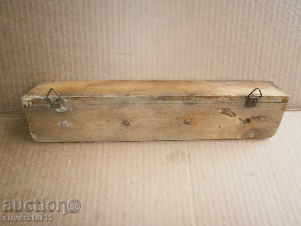 Delivery of an ancient primitive hanger Delivery of an ancient primitive hanger