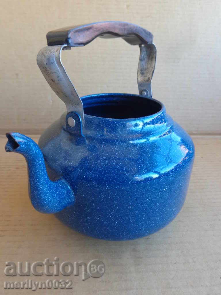 Auction Enamelled pot, kettle, ketchup, kettle, wounded sod Auction Enamelled pot, kettle, ketchup, kettle, wounded sod