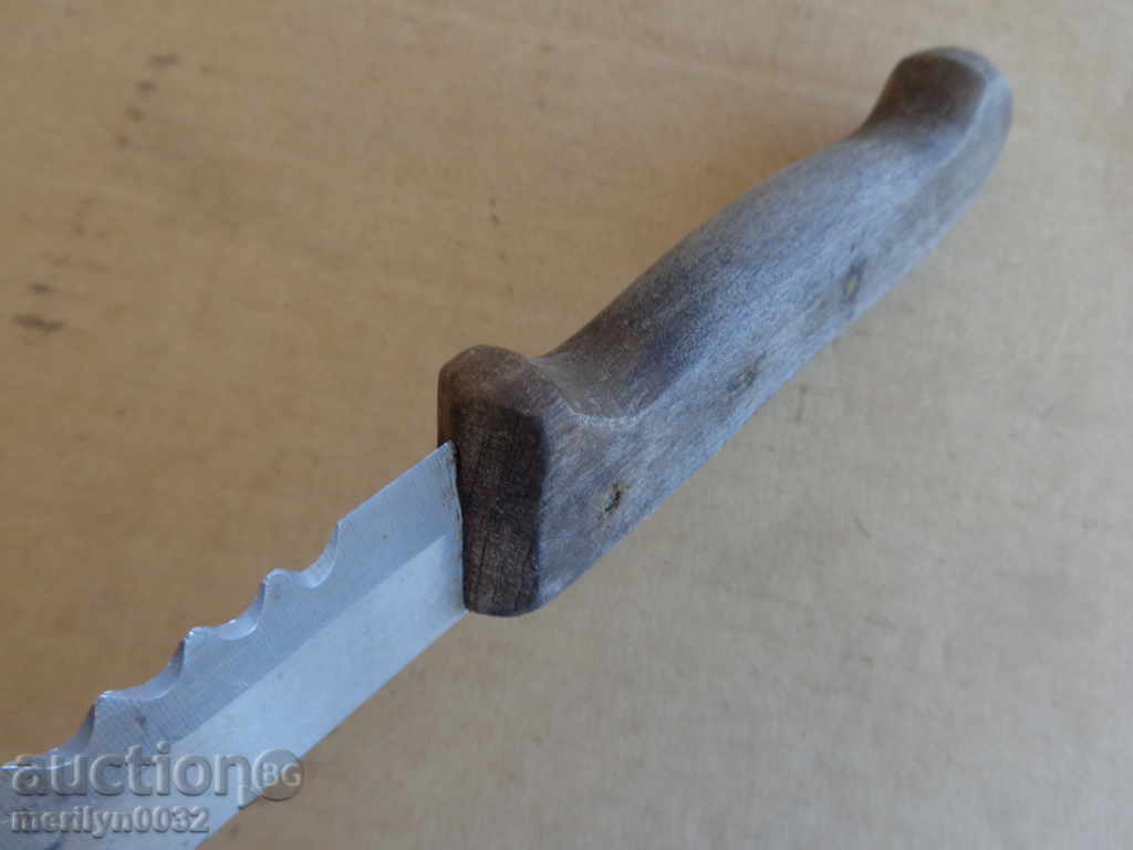 Delivery of Old knife with saw blade Delivery of Old knife with saw blade
