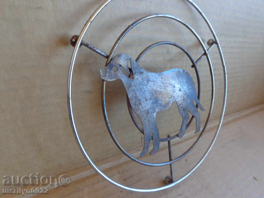 Auction  Metal tray for hot dishes with a hunting dog