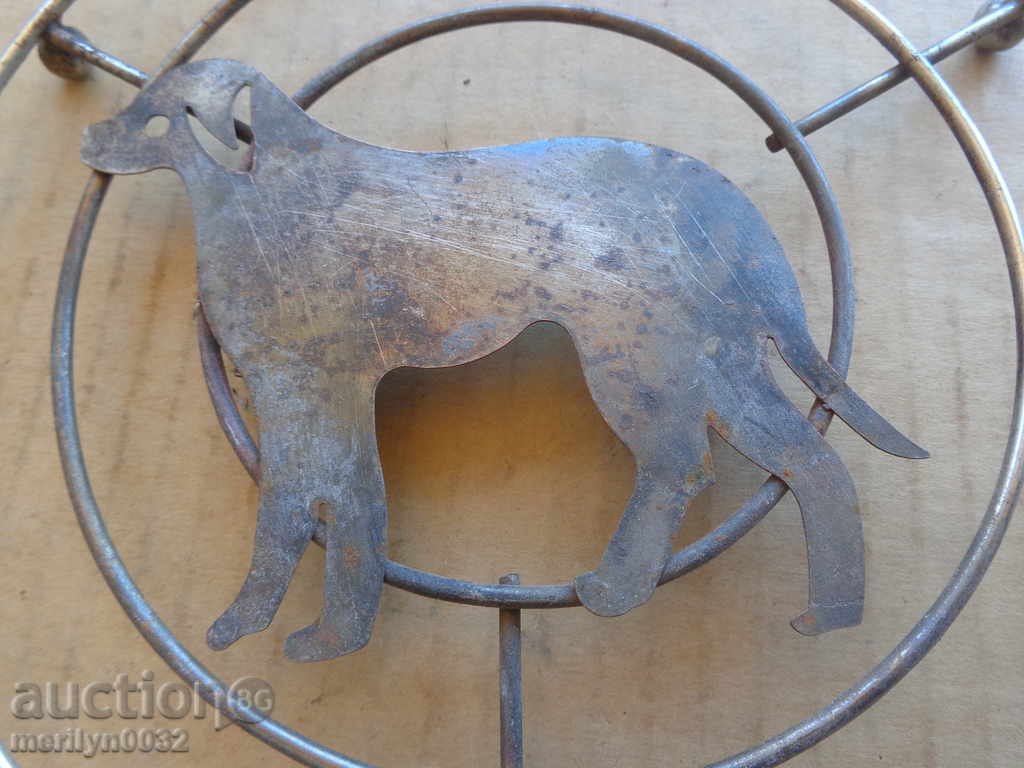 Delivery of Metal tray for hot dishes with a hunting dog