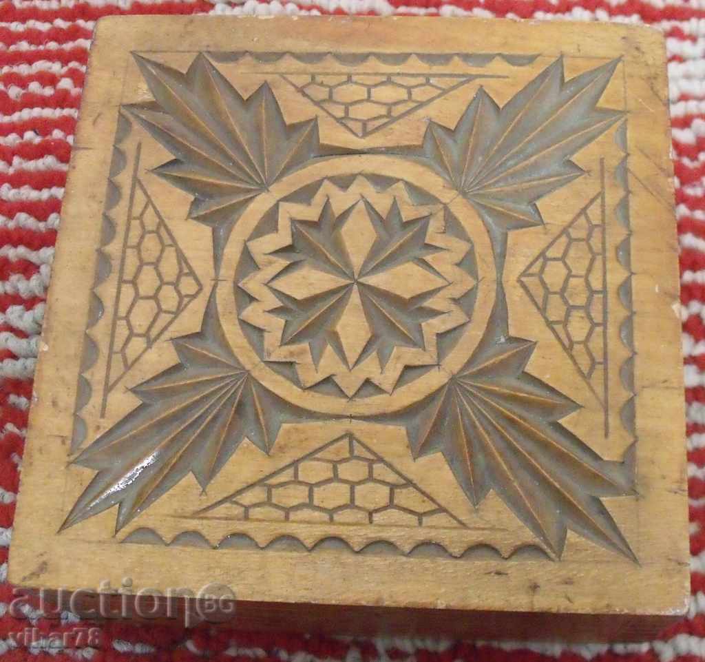 cutie veche de lemn cu preț 24.99 BGN | € 12.78