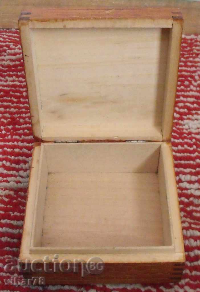 Livrarea cutie veche de lemn