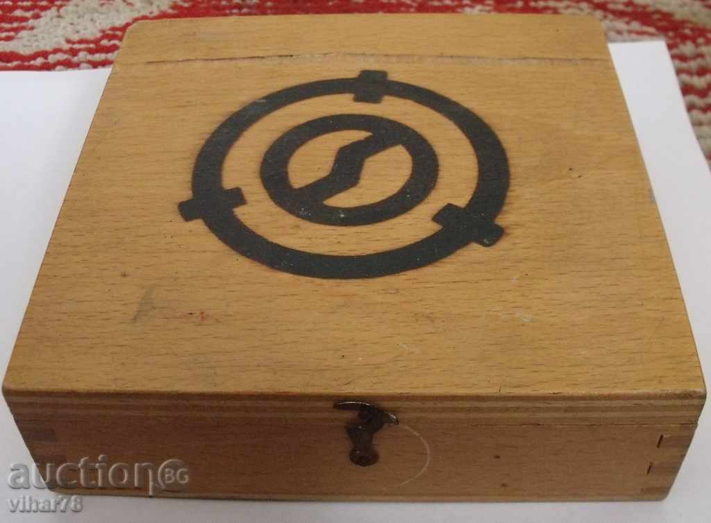 cutie veche de lemn