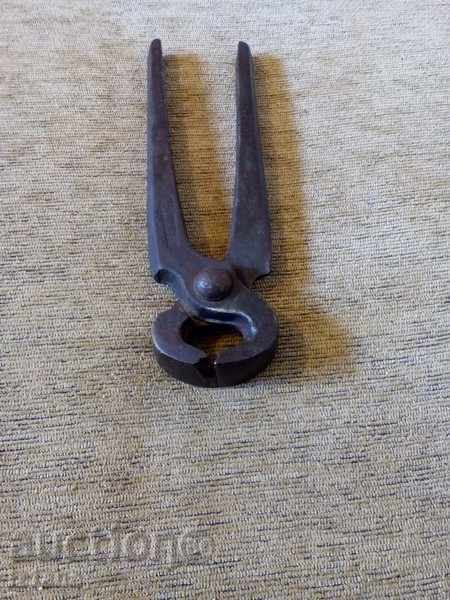 Auction Ancient pliers Auction Ancient pliers