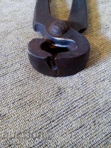 Delivery of Ancient pliers Delivery of Ancient pliers