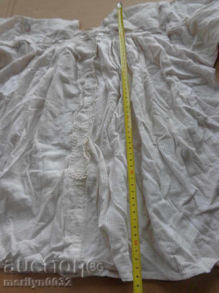 Licitație camasa veche de sex feminin, cu broderie de zestre, rochie costum Licitație camasa veche de sex feminin, cu broderie de zestre, rochie costum