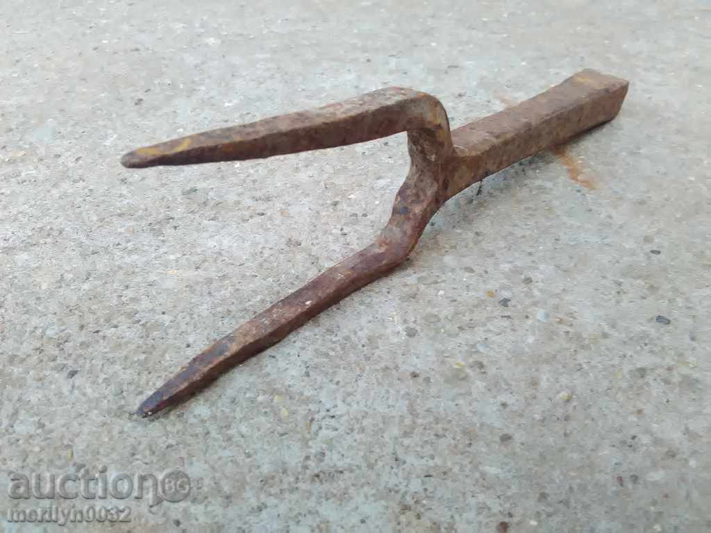 Delivery of Metal anvil for waving of wrought iron hair Delivery of Metal anvil for waving of wrought iron hair