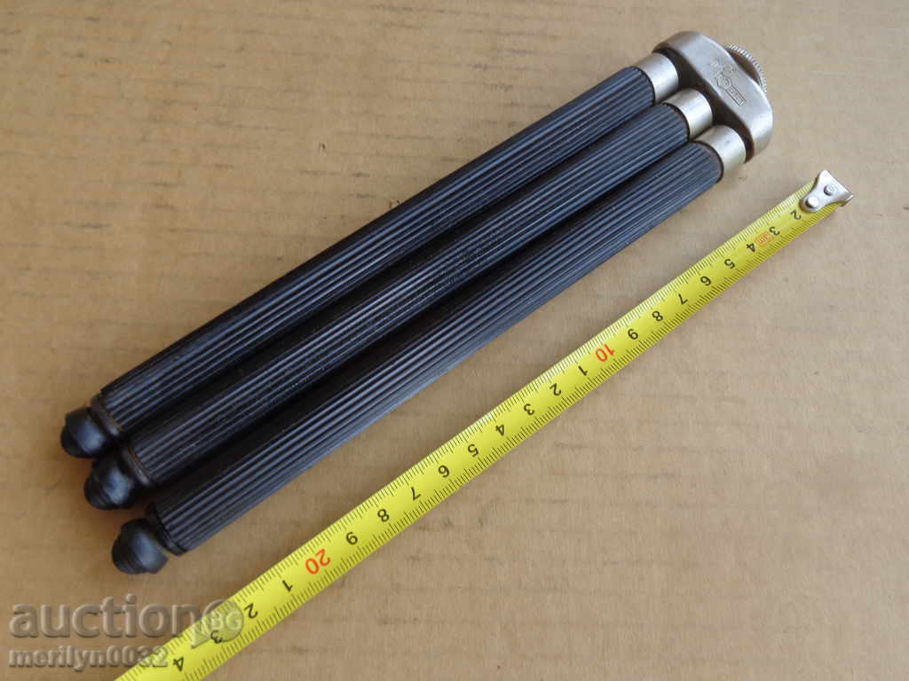 Trepied trepied pentru fotografie vechi stativ trepied aparat de fotografiat cu preț 79.00 BGN | € 40.39