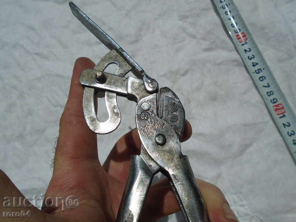 Auction OLIVE TOWERS FOR THE CREAM OF TRIONS, BIKES - ACTUATORS Auction OLIVE TOWERS FOR THE CREAM OF TRIONS, BIKES - ACTUATORS