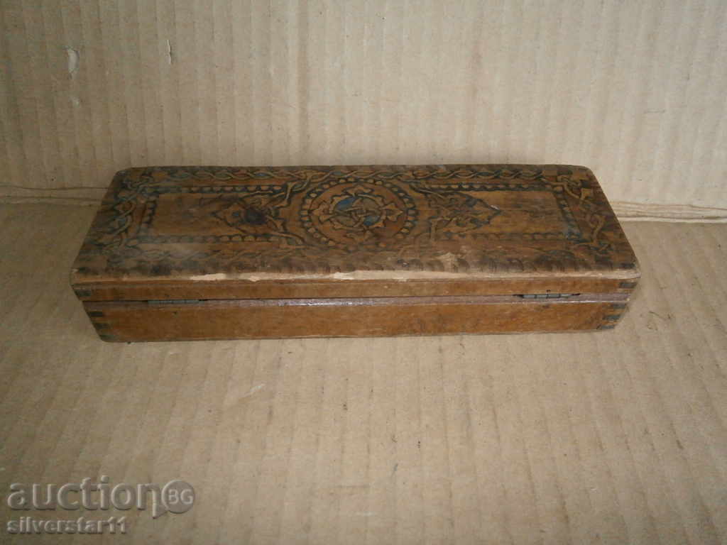 Auction old primitive wooden box Auction old primitive wooden box