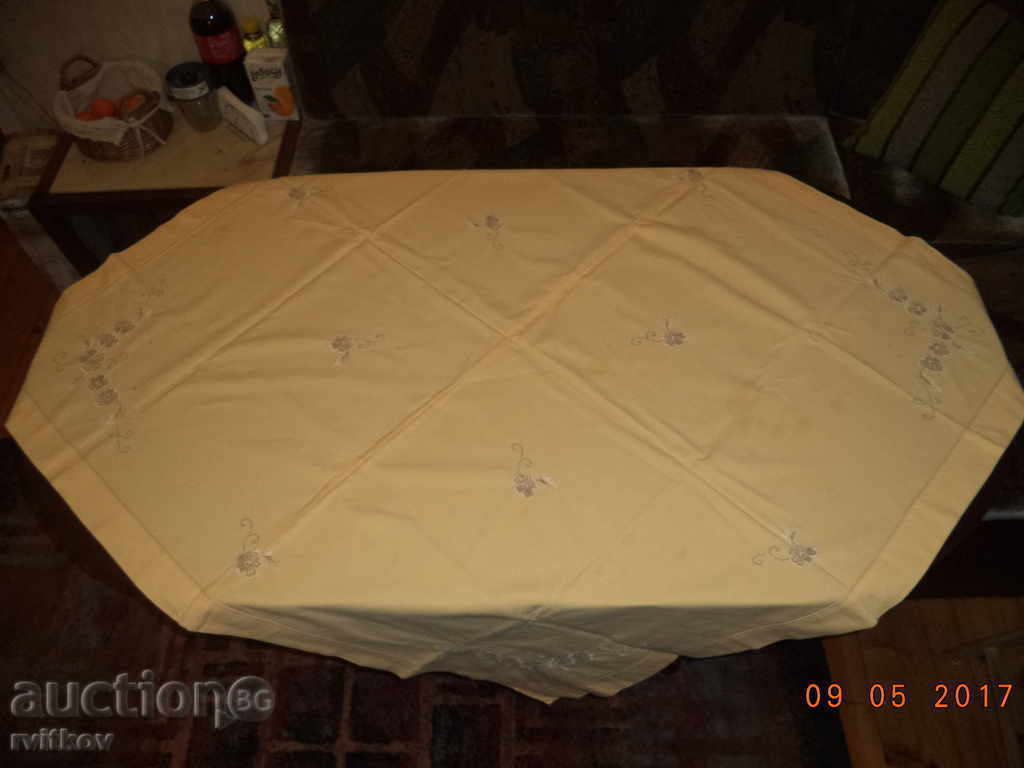Красива памучна покривка за маса с бродерия