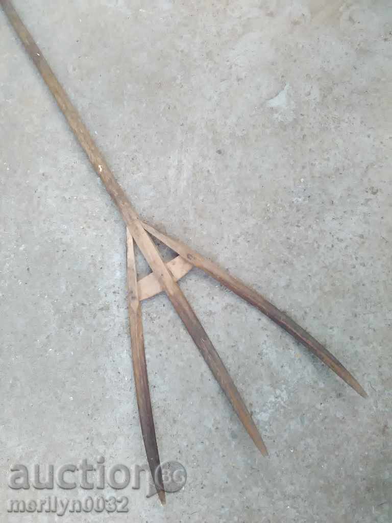 Аукцион Стара вила от дърво дървения инструмент Аукцион Стара вила от дърво дървения инструмент