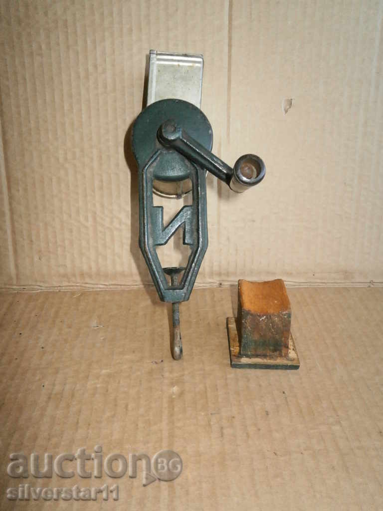 grinder for grinding walnut grinders