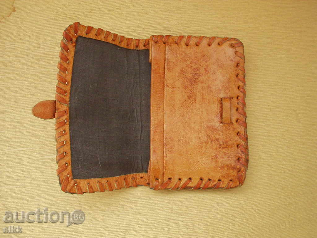 Portofel din piele cu preț 10.00 BGN | € 5.11 Portofel din piele cu preț 10.00 BGN | € 5.11