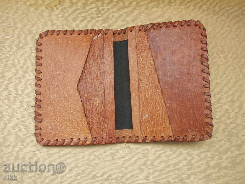 Portofel din piele cu preț 10.00 BGN | € 5.11 Portofel din piele cu preț 10.00 BGN | € 5.11