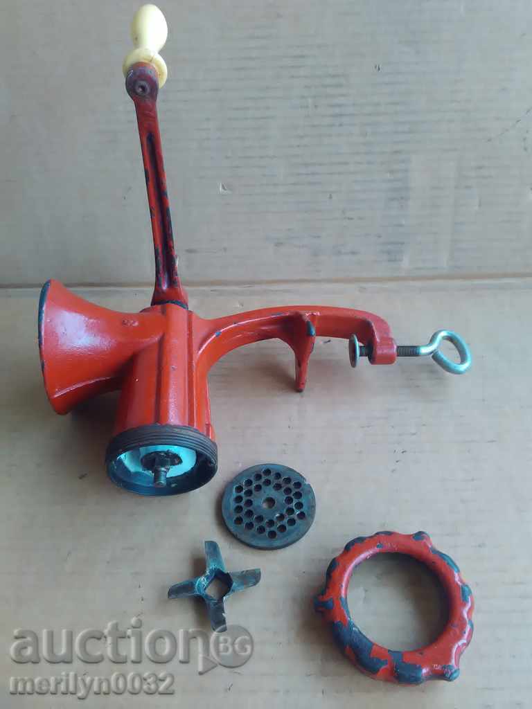 Auction An old meat grinder, a milling machine Auction An old meat grinder, a milling machine