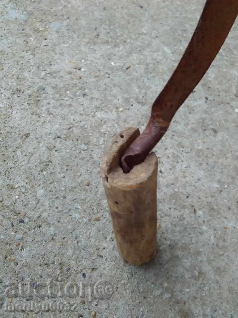 Delivery of Old sickle, blade, wrought iron Delivery of Old sickle, blade, wrought iron