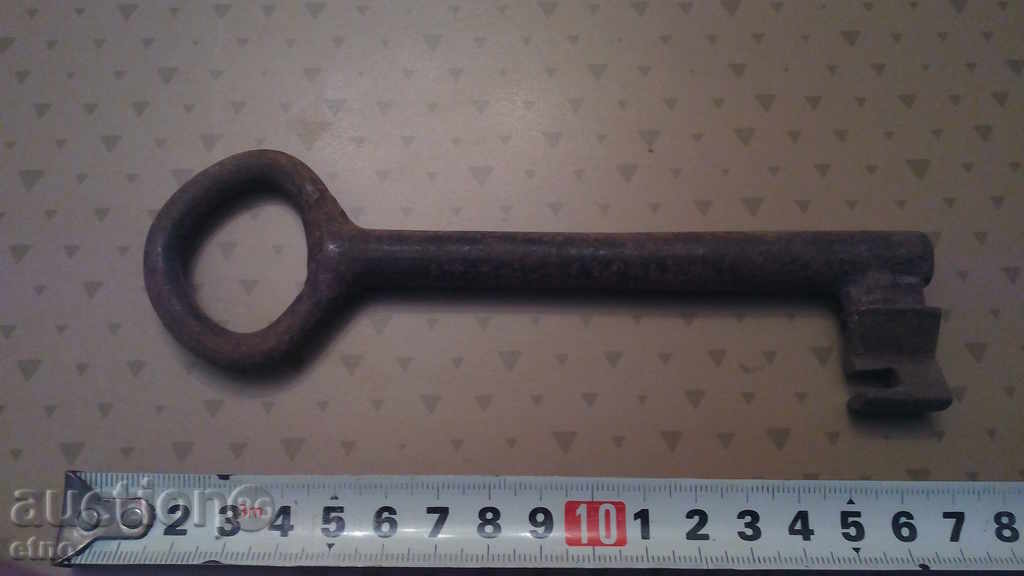Auction  A LARGE KEY KEY STARTER