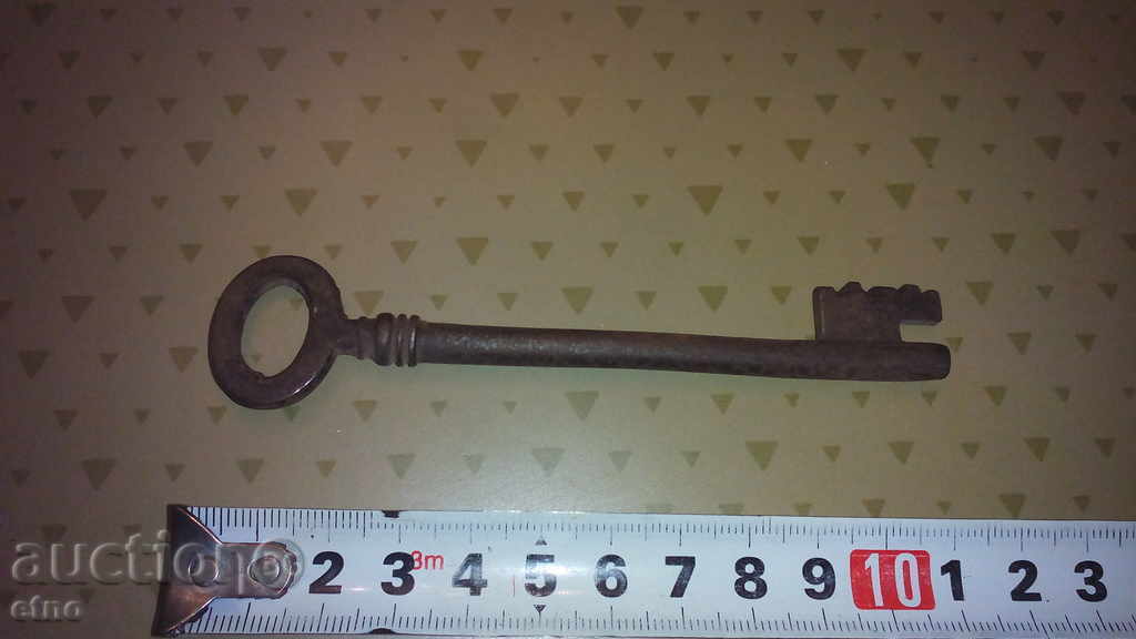 Auction  A LARGE KEY KEY STARTER
