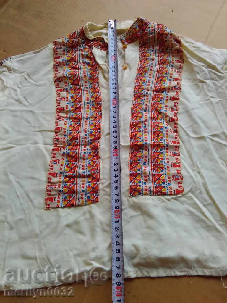 Παράδοση Παλιά κεντημένη πουκαμίσα, χειροποίητη υφαντή φούστα, κεντημένη με μετάξι, παραδοσιακή φορεσιά