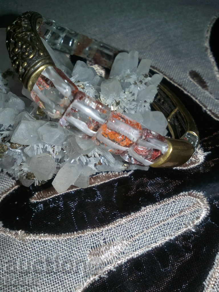 Доставка на ГРИВНА БРОНЗ С КАМЪНИ-ФАНТОМ Доставка на ГРИВНА БРОНЗ С КАМЪНИ-ФАНТОМ