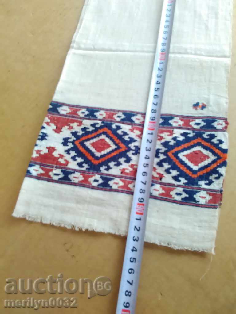 Delivery of An old hand-woven cloth embroidery