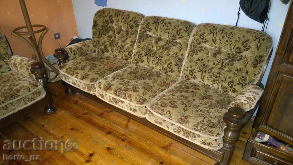 Licitație 8174. STAR HOLOVA GARNITURA o masă foarte păstrată de lemn în spatele ei Licitație 8174. STAR HOLOVA GARNITURA o masă foarte păstrată de lemn în spatele ei