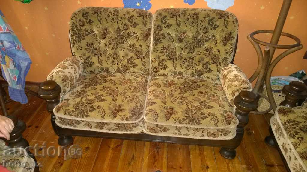 Livrarea 8174. STAR HOLOVA GARNITURA o masă foarte păstrată de lemn în spatele ei Livrarea 8174. STAR HOLOVA GARNITURA o masă foarte păstrată de lemn în spatele ei