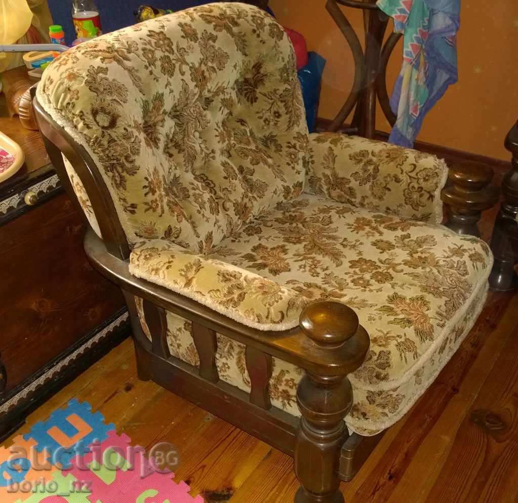 8174. STAR HOLOVA GARNITURA o masă foarte păstrată de lemn în spatele ei - 5 8174. STAR HOLOVA GARNITURA o masă foarte păstrată de lemn în spatele ei - 5