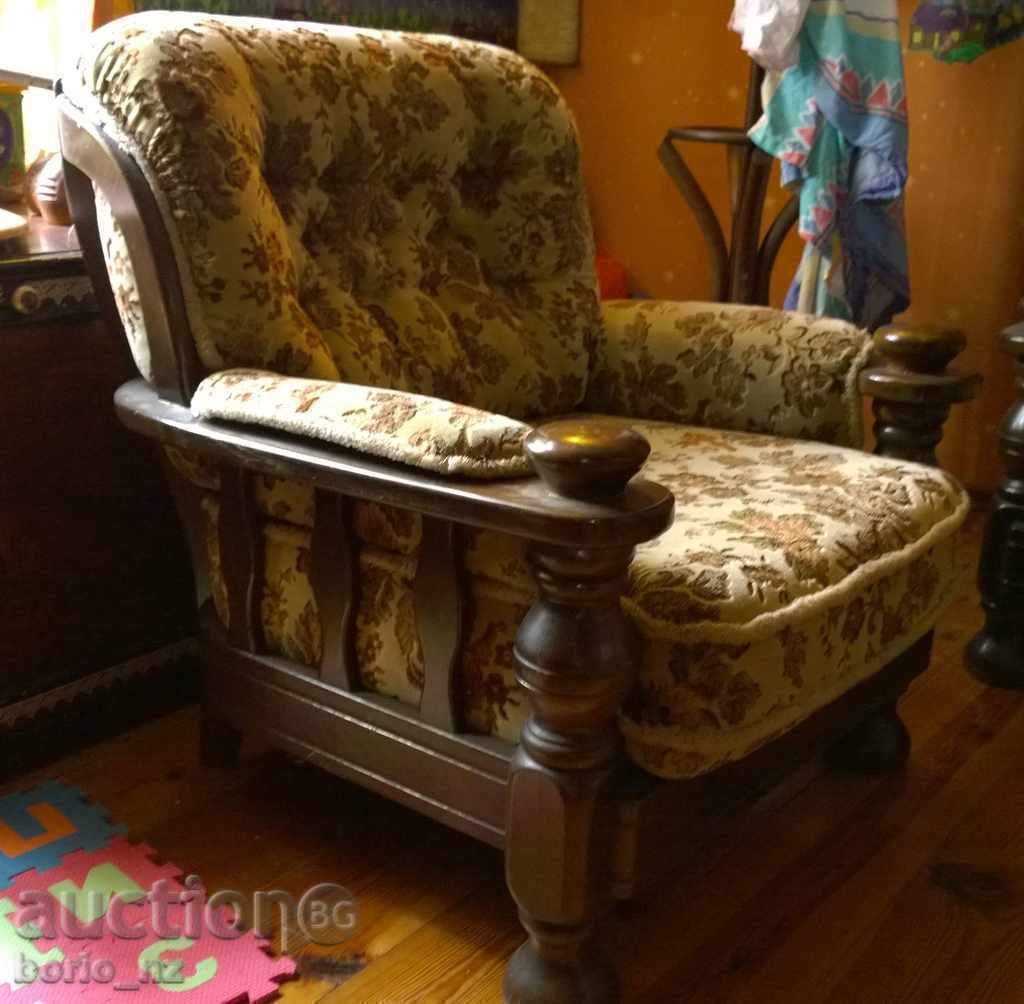 8174. STAR HOLOVA GARNITURA o masă foarte păstrată de lemn în spatele ei - 6 8174. STAR HOLOVA GARNITURA o masă foarte păstrată de lemn în spatele ei - 6