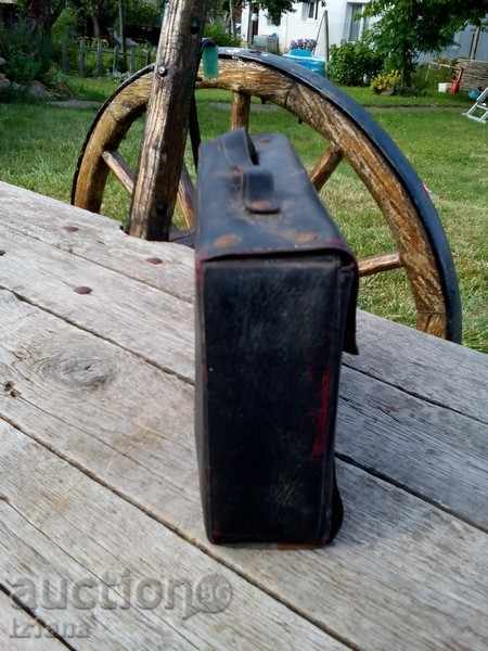 Auction An old car first aid kit Auction An old car first aid kit